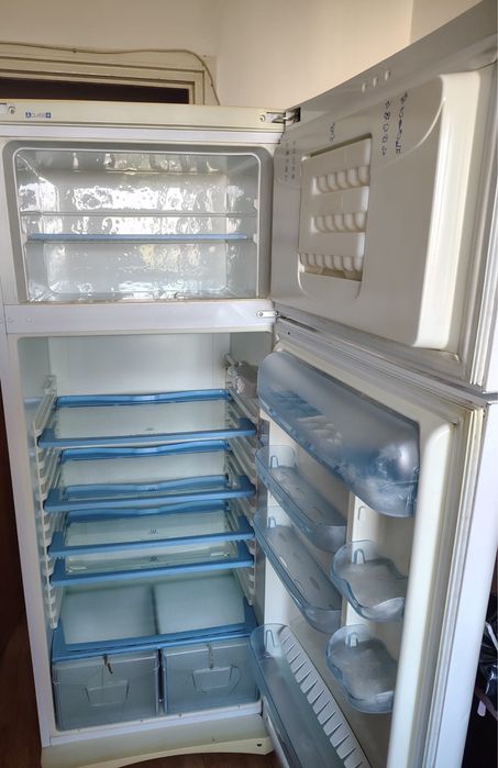 Frigider Indesit TA5 FR, 2 usi, stare foarte buna