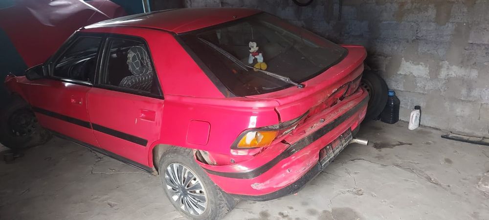 Mazda 323 красная