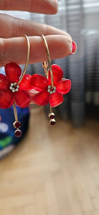 Обеци чисто нови