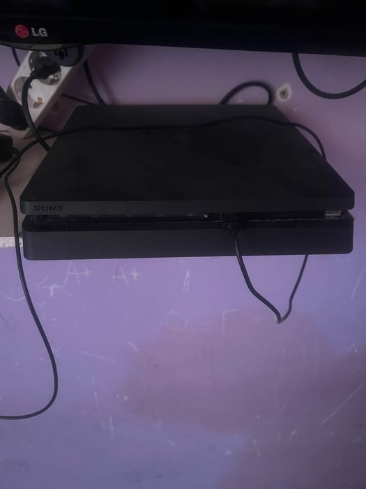 Продам playstation 4 slim