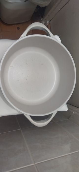 продам 6 л кастрюлю с крышкой