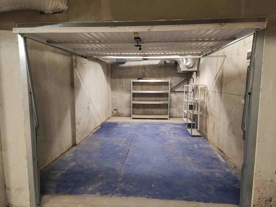 Дава се под наем Гараж / Паркомясто в Варна, Лятно кино Тракия - 15 кв.м за 109.65 € - Снимка #1