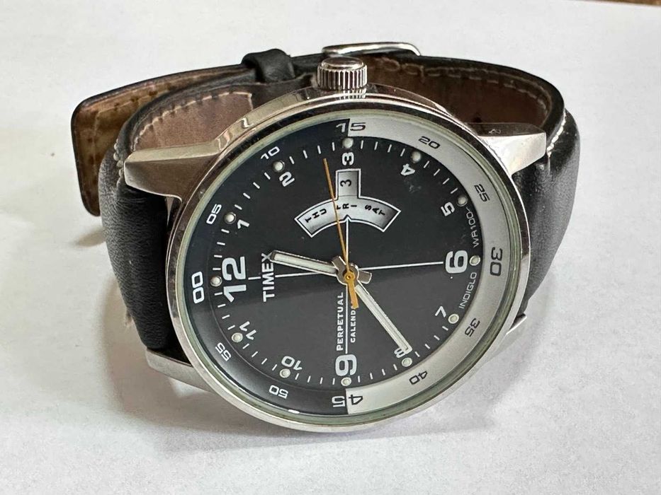 Продавам мъжки часовник Timex Indiglo CR2016 Cell