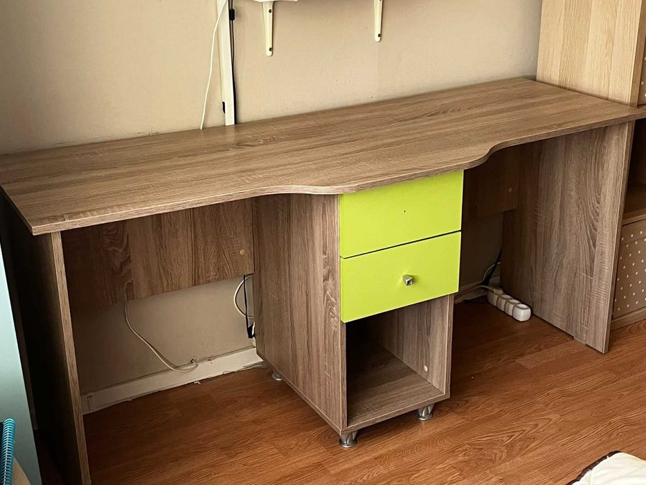 Продавам ученическо бюро