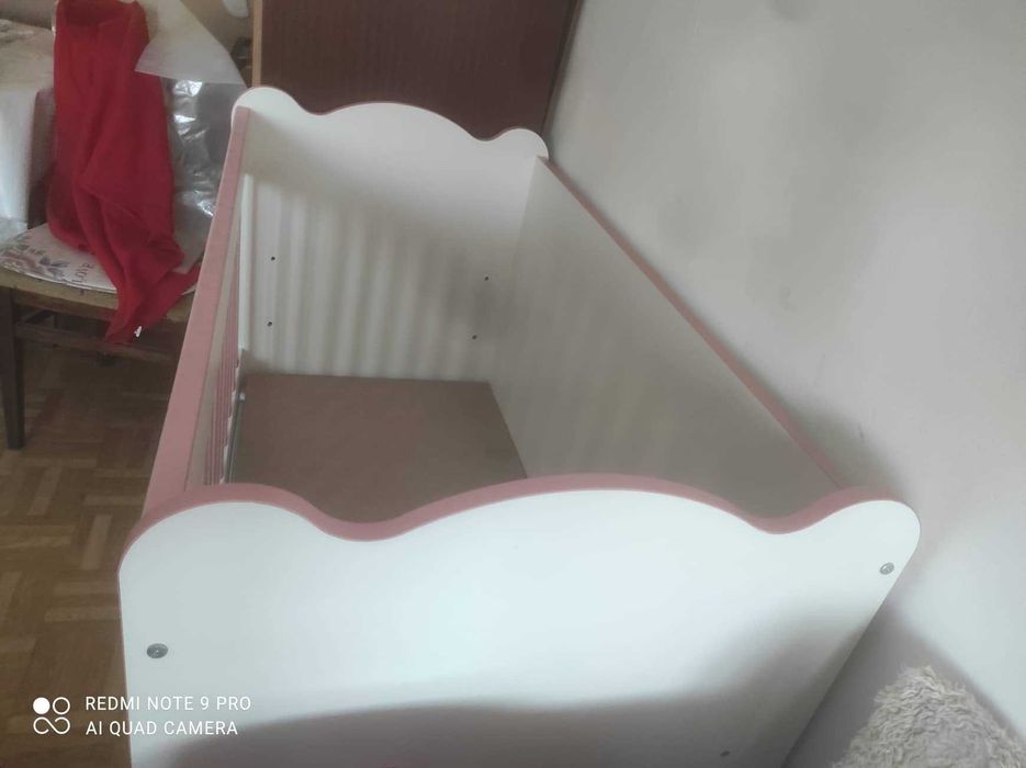 Продавам детско дървено легло Lorelli с люлеещ се механизъм