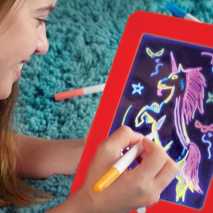 Светещ таблет за рисуване Magic Sketch Pad / 1 х Таблет/ 3 х Двустранни неонови писалки/ 1 х Гъба за почистване / Карти със занимателни игри
