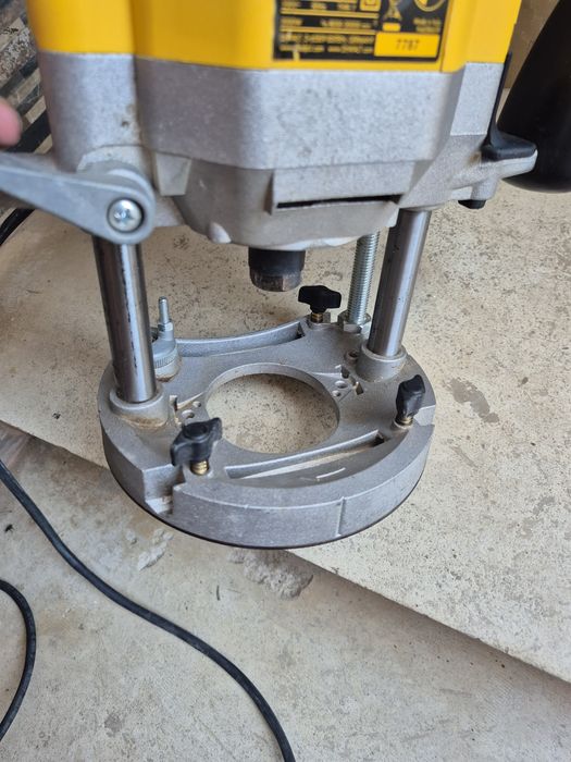 Оберфреза Dewalt DW625