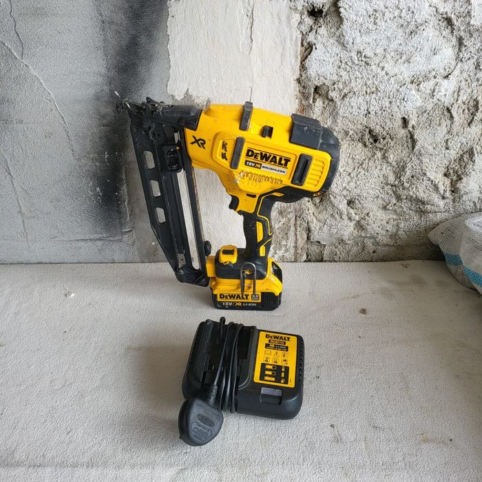 Pistol puscat cuie Dewalt DCN 660
