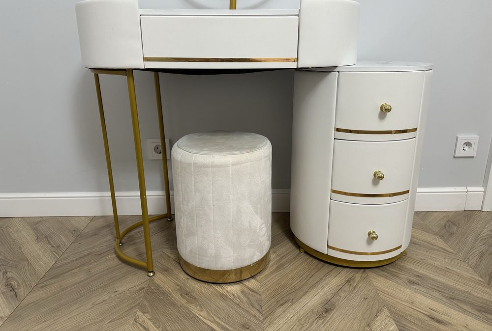 Продаю туалетный столик