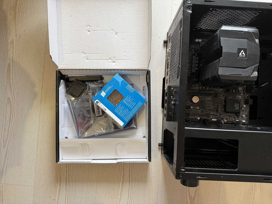 Intel i5 11600K + Placa de baza Gigabyte B560M DS3H + Cooler Arctic