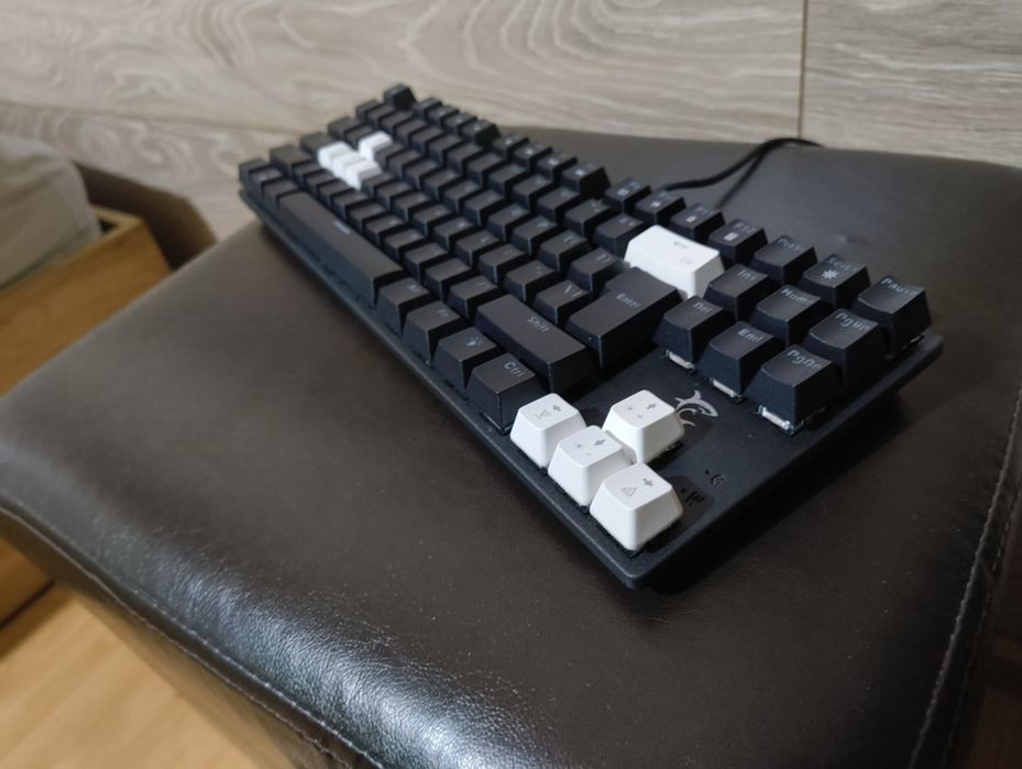 Механична клавиатура WHITE SHARK със сини сличове