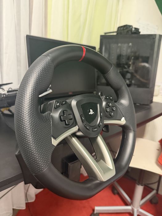 Volan gaming Hori, compatibil cu Playstation 4/5 și PC