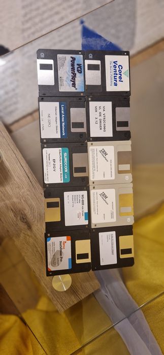 Colecție de dischete (floppy disk-uri) de 3,5 inchi,