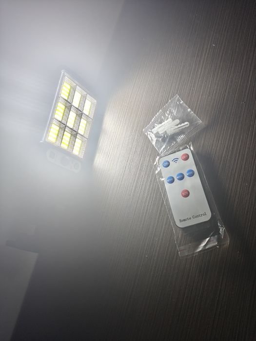 Lampă  solară cu senzor și telecomandă