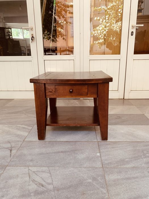 Дървена холна масичка с чекмедже