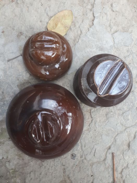 Изоляторы имеется 3 большие 3 маленькие и 1 вертикальная 20 тыс 1 шт