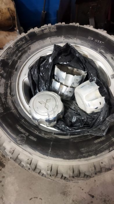 Продам зимние шины с дисками 235/75R15
