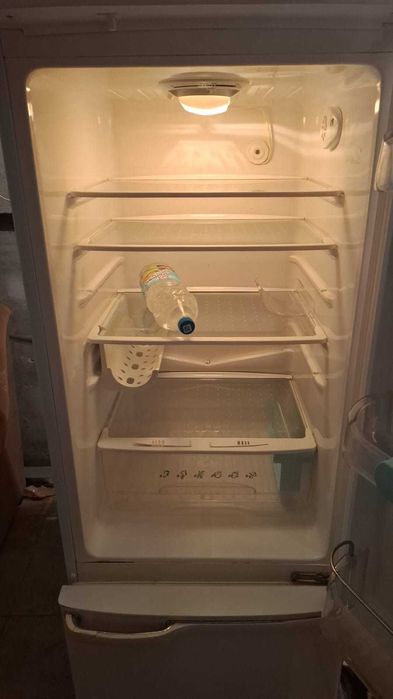 Продам холодильник индезит