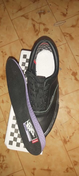 Продавам мъжки кецове Vans Skate Era с POP Cushion подметка. Номер 41, цвят черни. Състояние 9.5 от 10 вървят