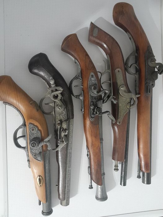 Pistoale panoplie
