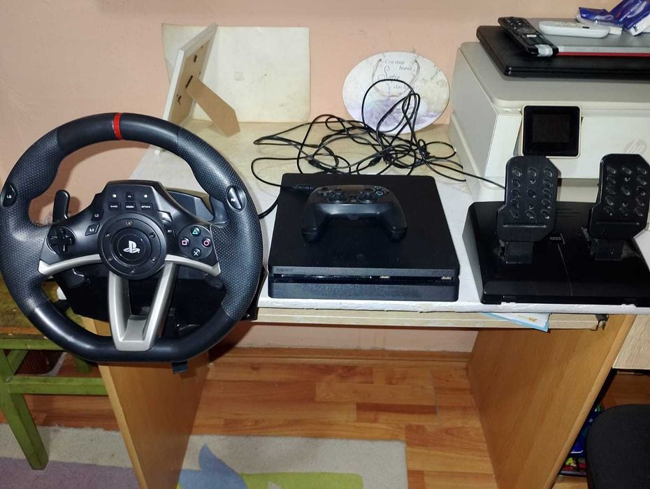 Vând PS 4 Pro cu volan și pedale