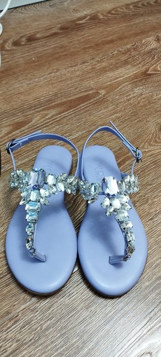 Продам очень красивые босоножки.