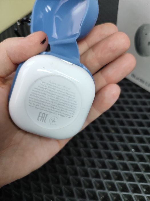 SAMSUNG GALAXY BUDS live в отличном состоянии.