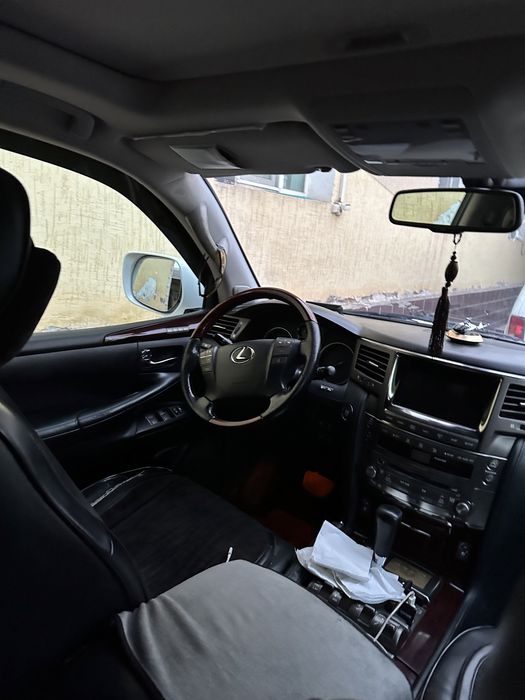 Lexus LX570 год 2011