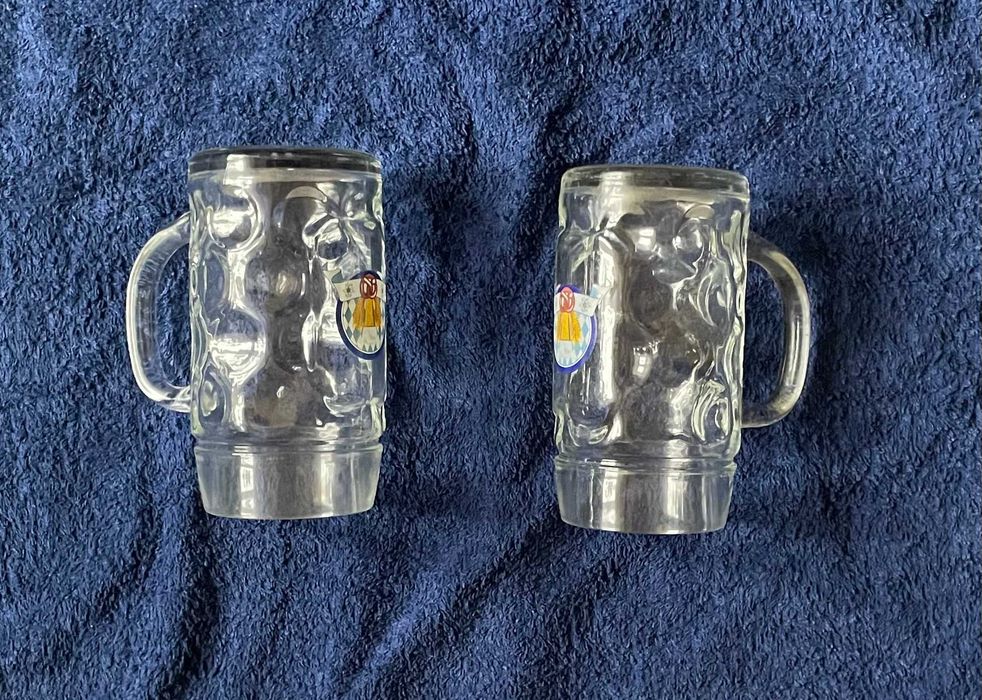 doua halbe din stilca transparenta cu toarte identice
