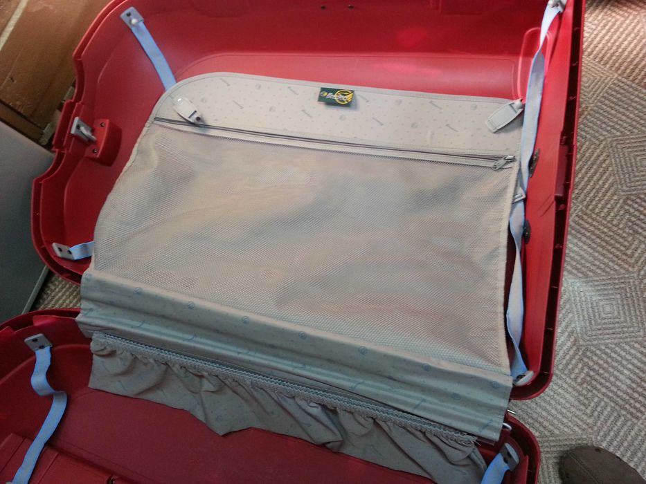 Продавам марков куфар EMINENT на колелца с код за заключване