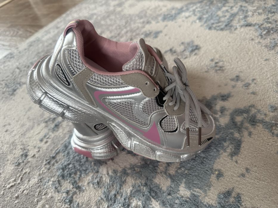 Кроссовки спортивные