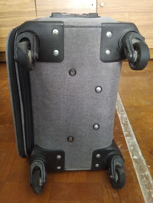 Чемодан на колёсиках