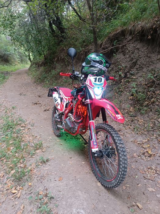 Эндуро мотоцикл 300-кубов