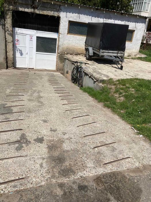 vanzare imobil in Husi langa politie si laboratorul de analize medicale Biolog-Test, suprafata utila 200 mp si teren cu acces prin parc si prin spate