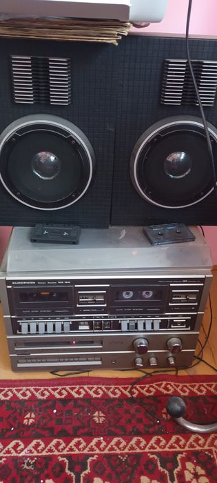 Combina muzicala cu radio , casete și discuri placi stare bună de funcționare. Cu 2 boxe.
