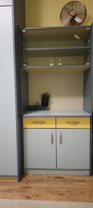 Шкаф с витрина и чекмеджета