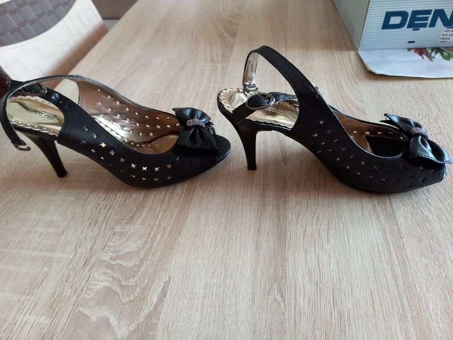 Pantofi cu toc,marimea 37.Pret.30 lei.