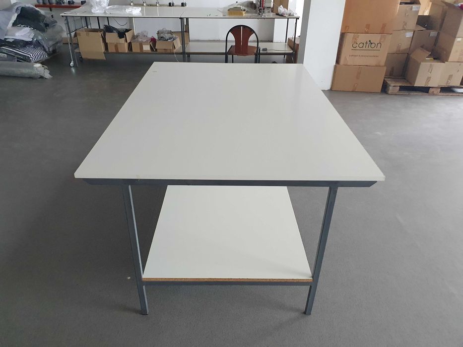 Работни маси с метална рамка