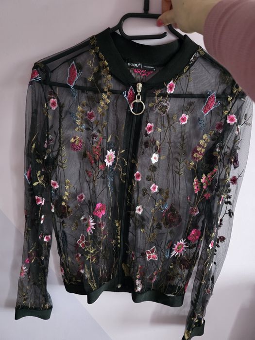 Тънко прозрачно якенце