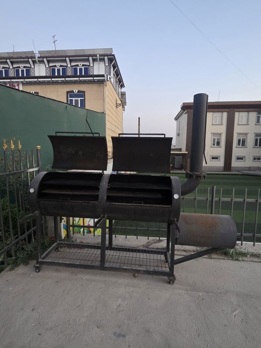 Offset smoker, barbekyu chekuvchi pech