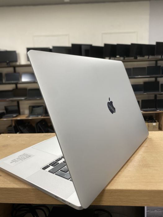 MacBook Pro i7/RAM16/SSD512/AMD Radeon 5300M
