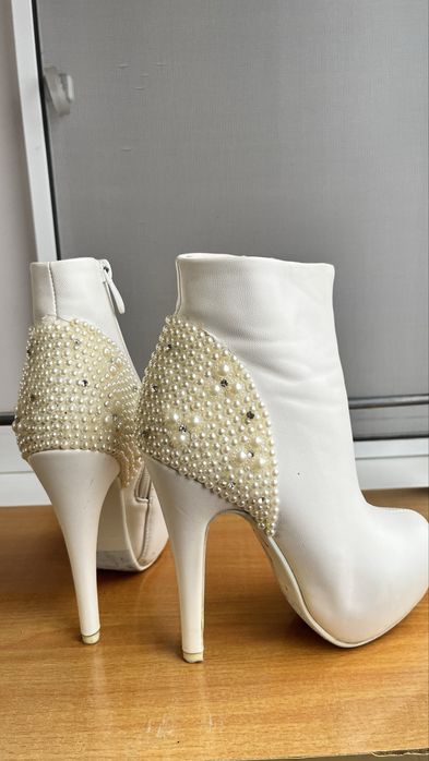 Ботильоны белые с камнями