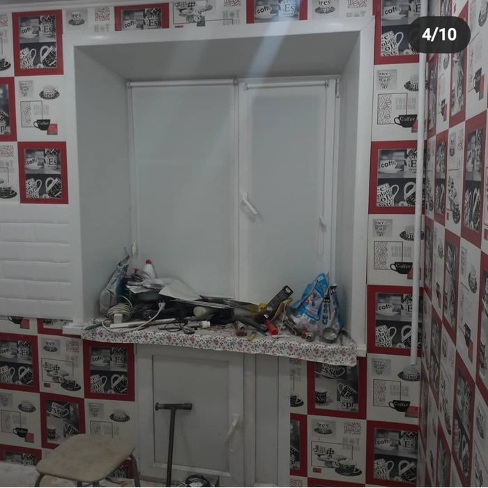 Поклейка обоев и галтели.