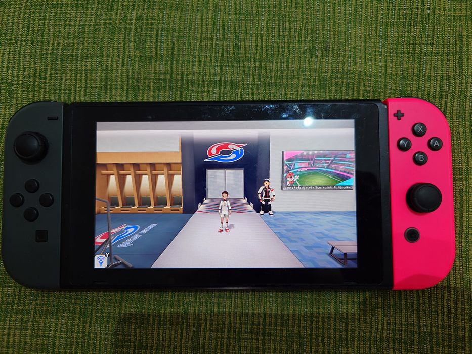 Vând Nintendo switch+ 5 jocuri (pokemon, Mario)