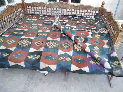 Старинный ковер ручной работы.