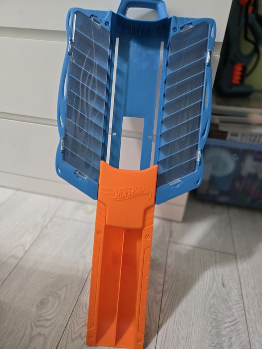 Писти Hot wheels по 6 евро всяка
