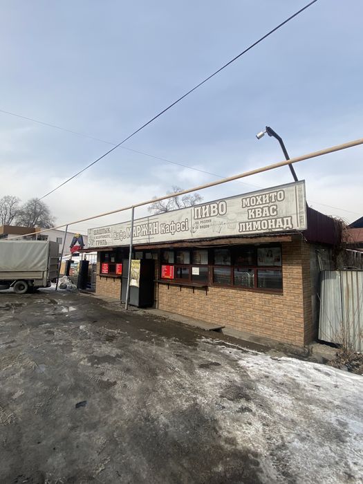 Кафе в центре города с летней площадкой