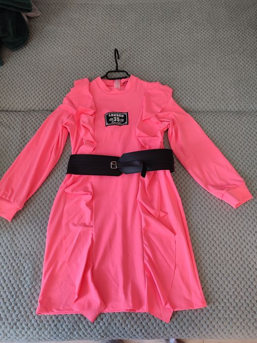 Розова рокля с коланче