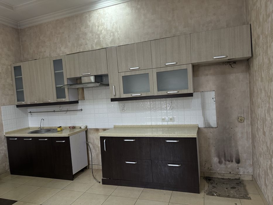 кухня с каменной столешницей и островок в хорошем состоянии