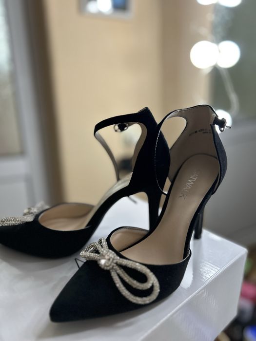 Елегантни дамски обувки на ток с кристална панделка
